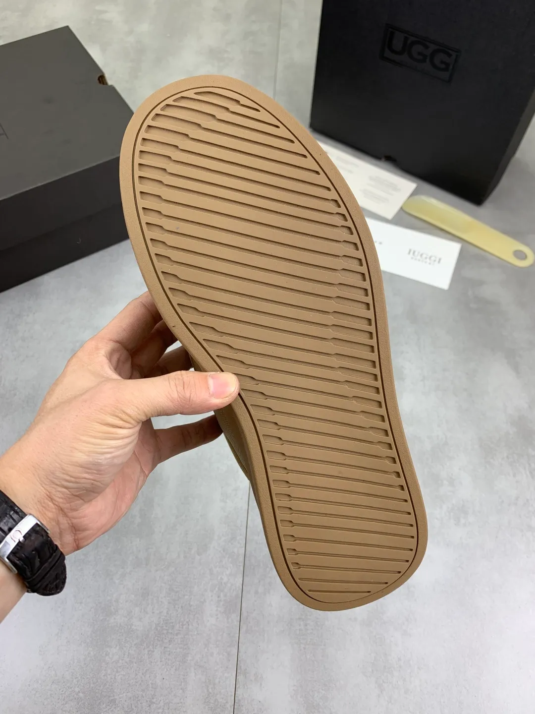 Men's shoes 💰P640 New arrival 🆕🆕🆕 New IUGGI men's shoes. Real cowhide on the outside. Australian wool on the inside. Lightweight and easy to put on. The brand logo has a high-end feel. Men's style! Men's style! Retro outdoor shoes are rarely seen on the market. They look great on the feet. Mainly because they are so stylish. Color: black, gray, maroon. Size: 39-44 999-20
